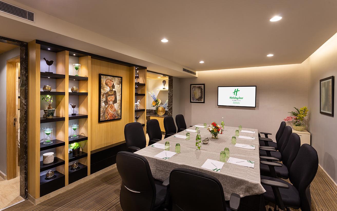 Holiday Inn Bengaluru Racecourse By Ihg Ngoại thất bức ảnh Meeting room at Holiday Inn, London - Kensington