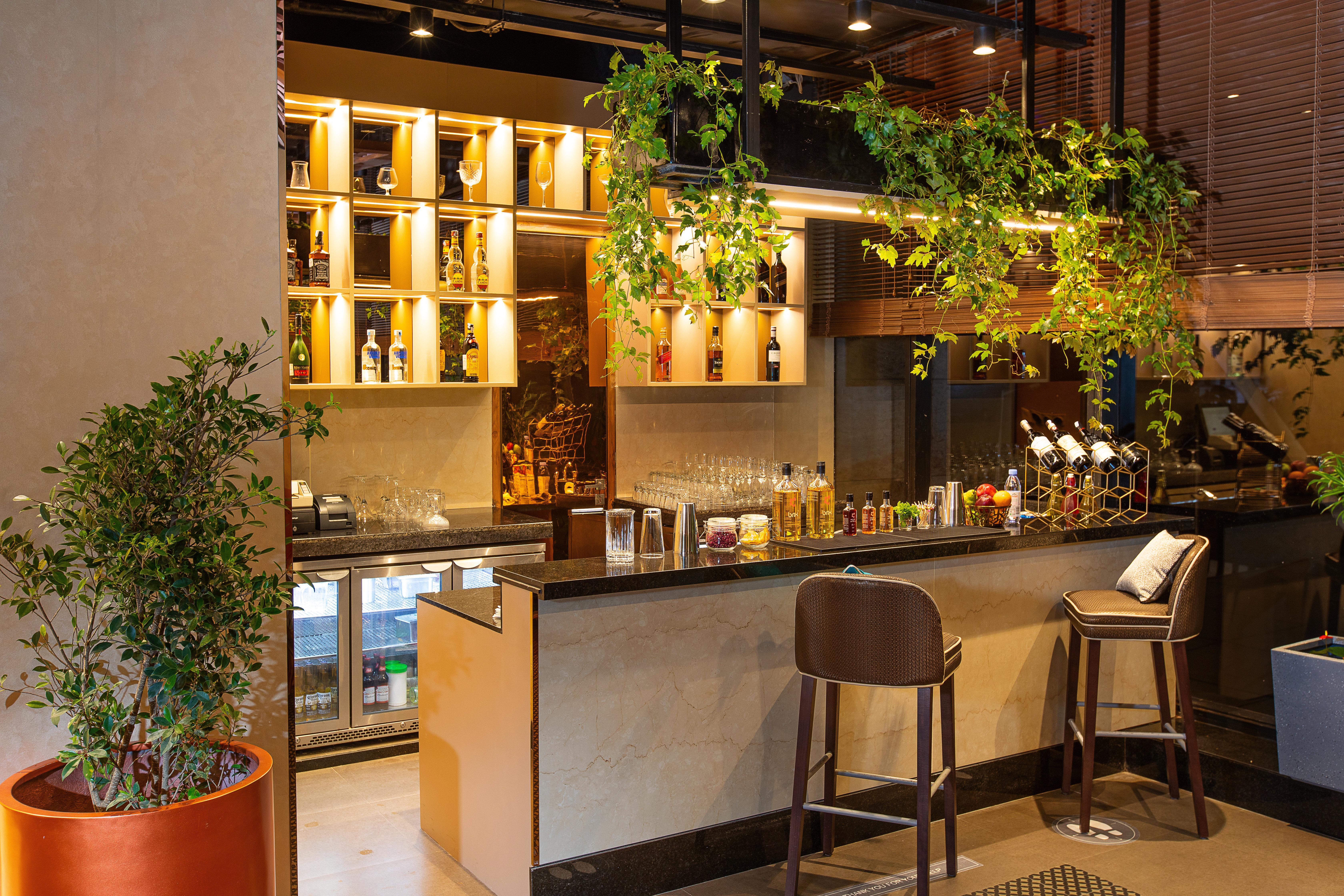 Holiday Inn Bengaluru Racecourse By Ihg Ngoại thất bức ảnh The bar at the hotel