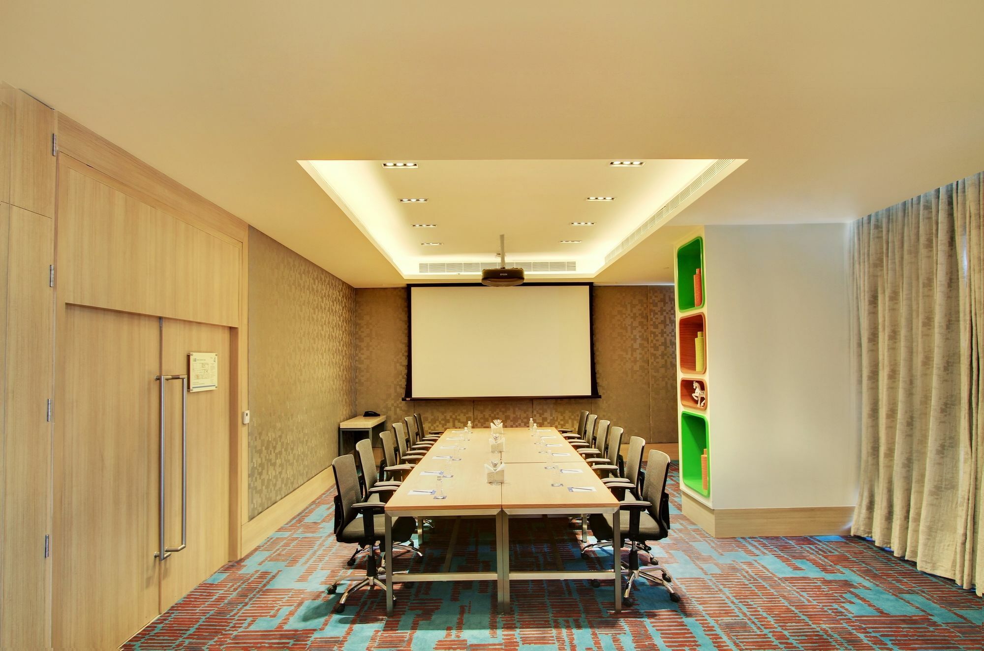 Holiday Inn Bengaluru Racecourse By Ihg Ngoại thất bức ảnh Meeting room at the hotel